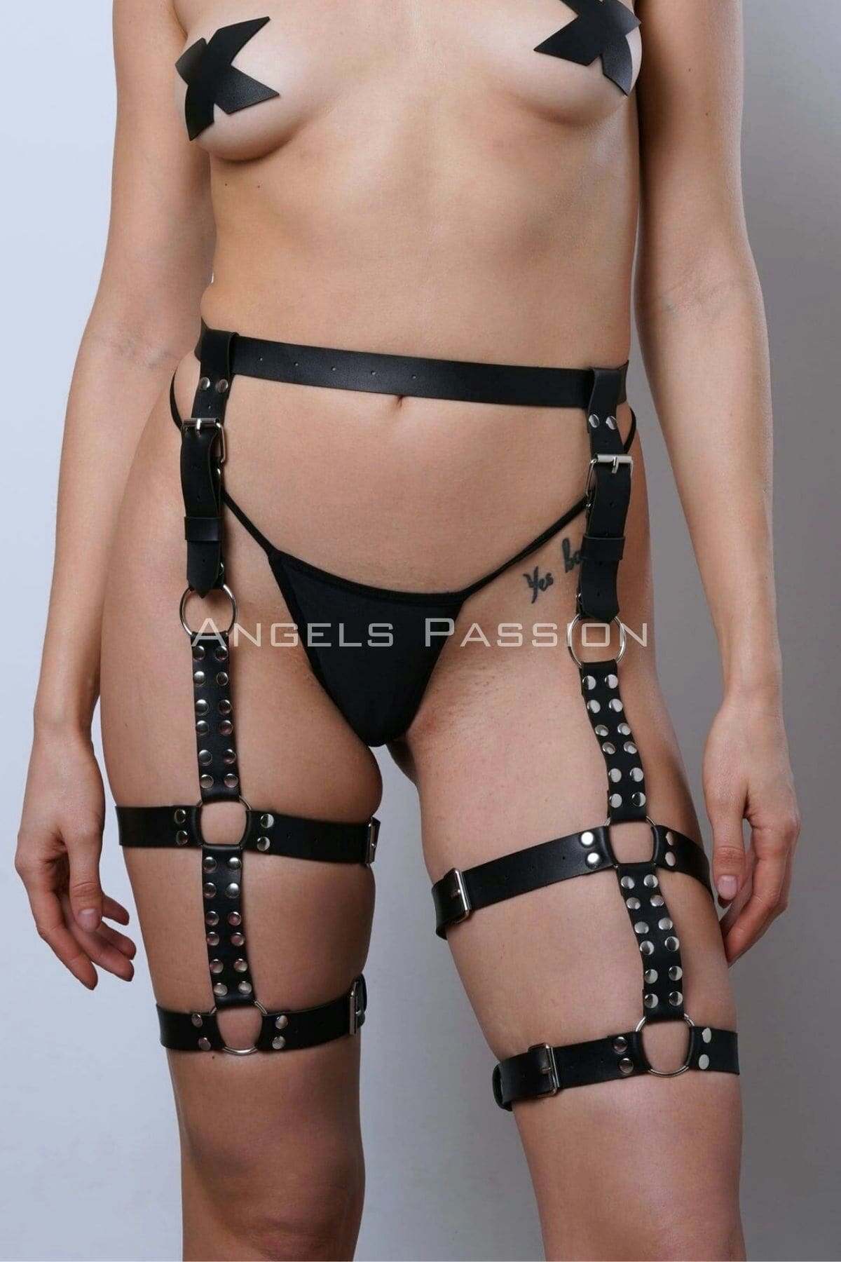 CLZ41 Deri Kemer Bacak Harness, Perçin Detaylı Deri Bacak Jartiyer - Ürün Rengi:Kırmızı